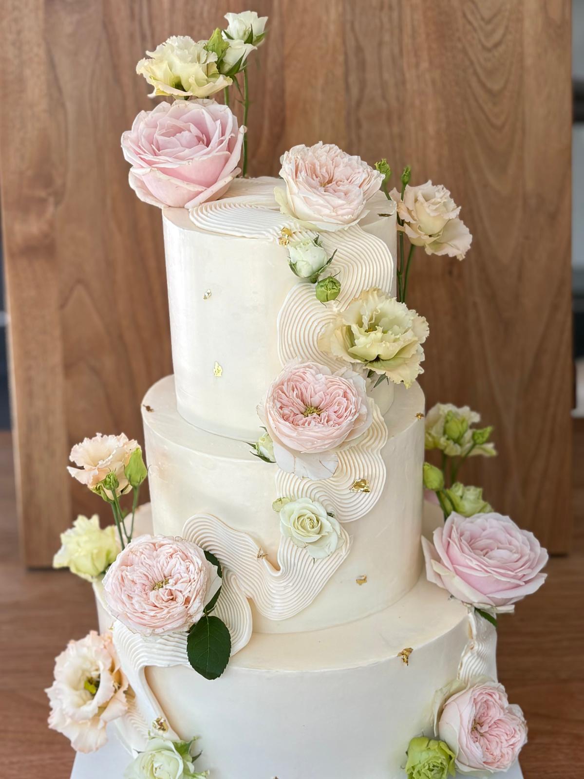 Hochzeitstorte mit frischen Rosen