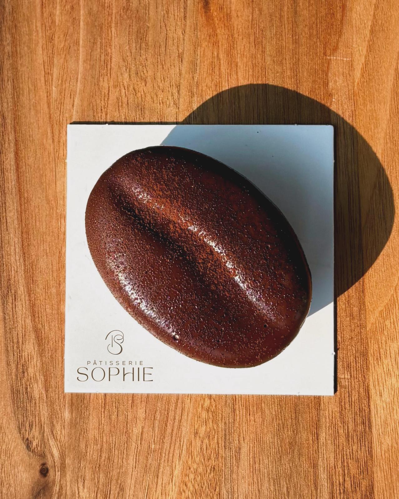 Goldene, handgefertigte Patisserie in der Auslage
